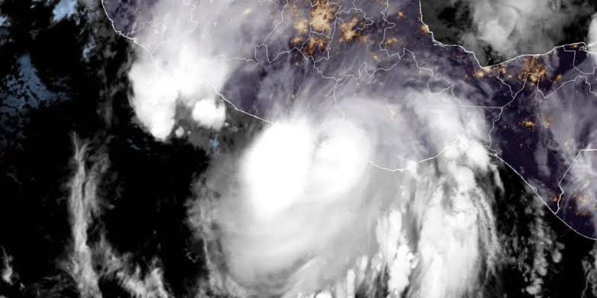 Huracán ‘Erick’ toca tierra en Oaxaca como categoría 3