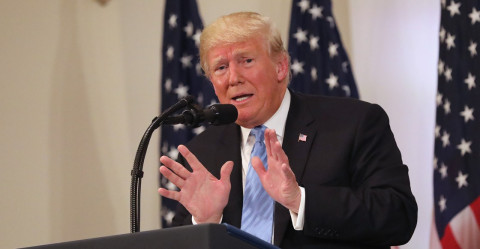 Militares podrán disparar contra migrantes, si lanzan piedras: Trump