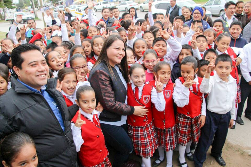 Inauguran construcción de guarniciones y banquetas