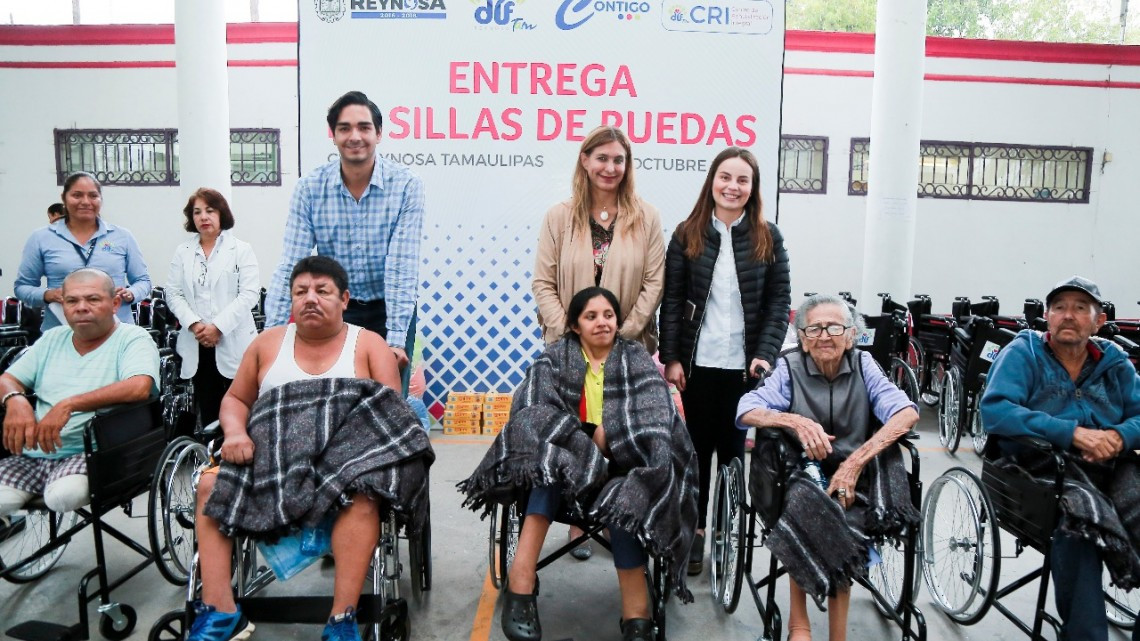 Realiza DIF segunda entrega de silla de ruedas