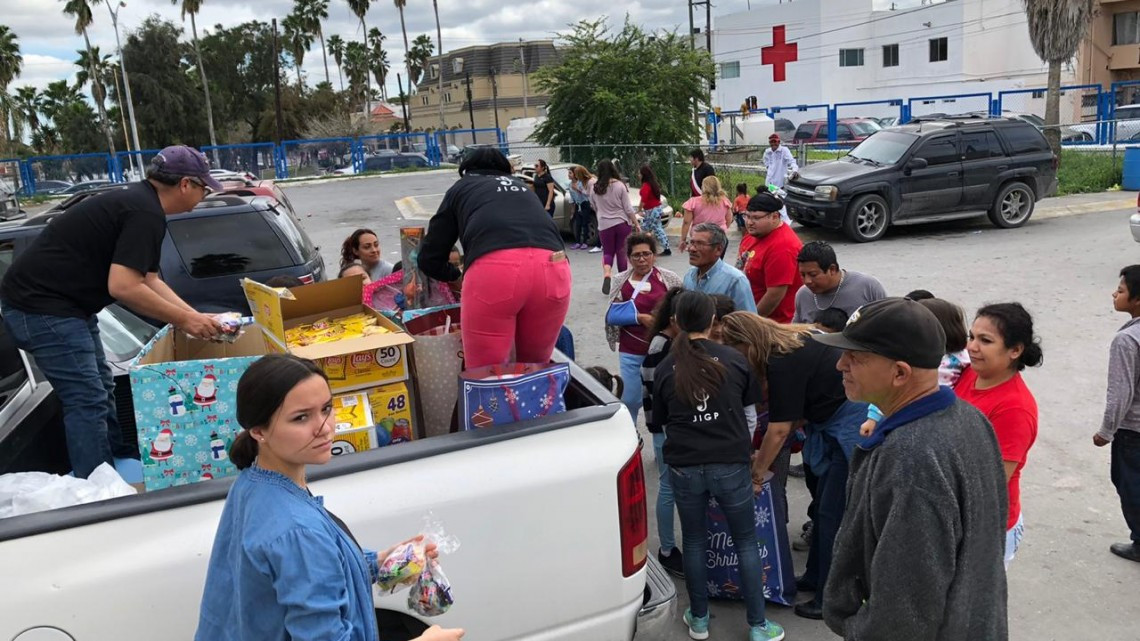 Regala juguetes a niños de escasos recursos 