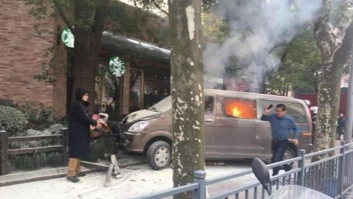 Vehículo atropella peatones en Shanghái