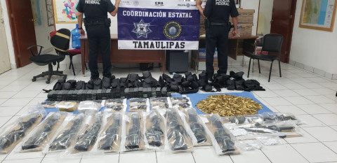 Aseguran armas transportadas en camión