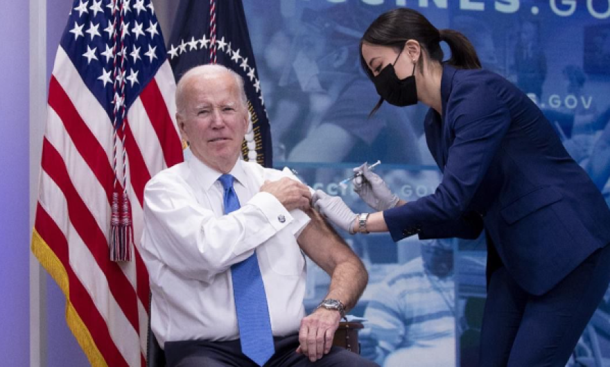 Joe Biden recibe una nueva dosis de refuerzo contra COVID-19