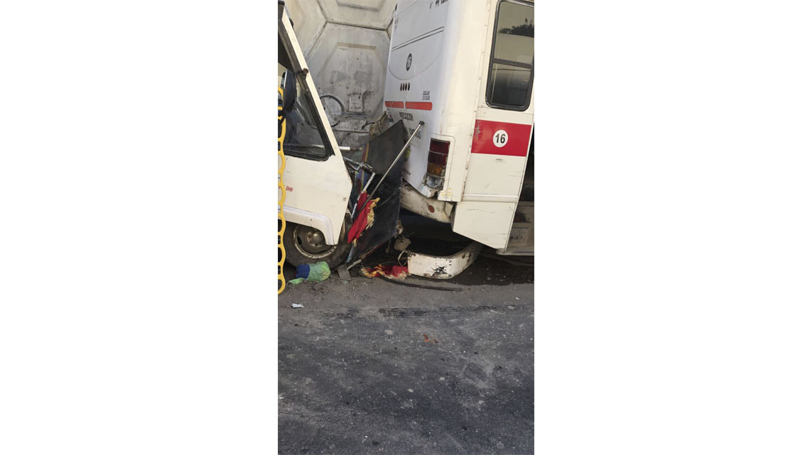 Microbús se queda sin frenos causando aparatoso accidente 