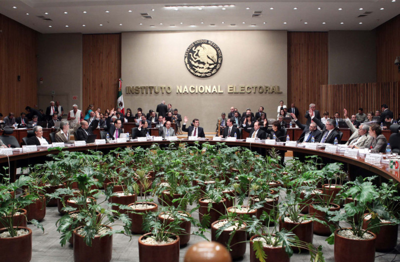 INE defiende aguinaldo y prestaciones y justifica iPhone 7 Plus para consejeros