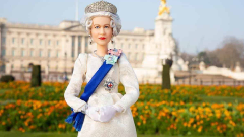 La reina Isabel II ya tiene su propia muñeca Barbie
