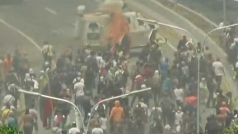 Tanqueta arrolla a manifestantes opositores en Venezuela