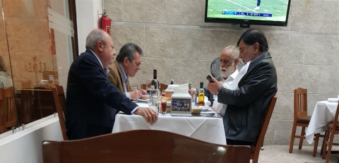 Reprochan al “Jefe” Diego por cenar con Romero Deschamps   