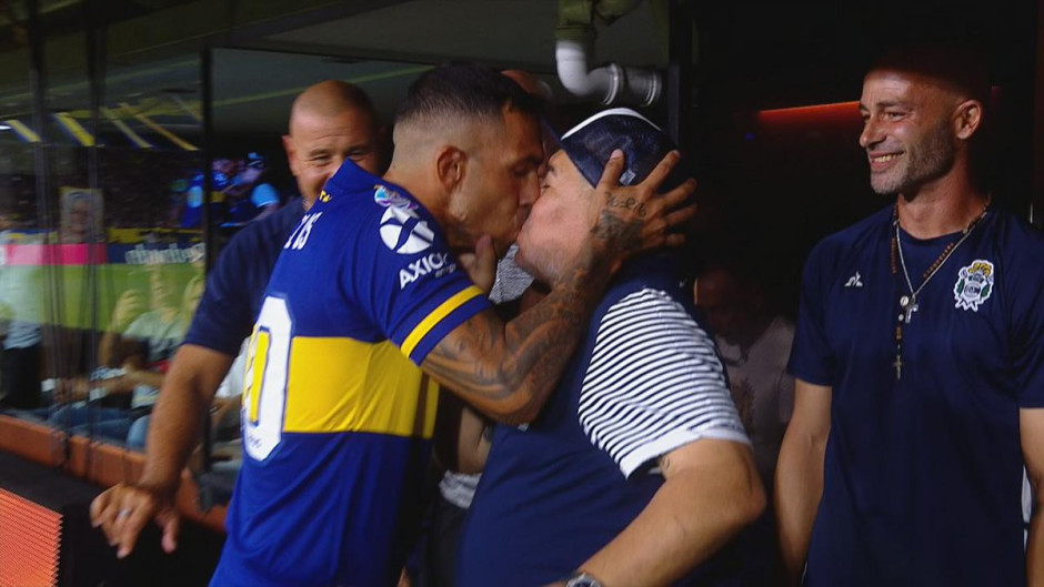 ¡Se pasaron de cariñosos! El tremendo beso de Tevez y Maradona 