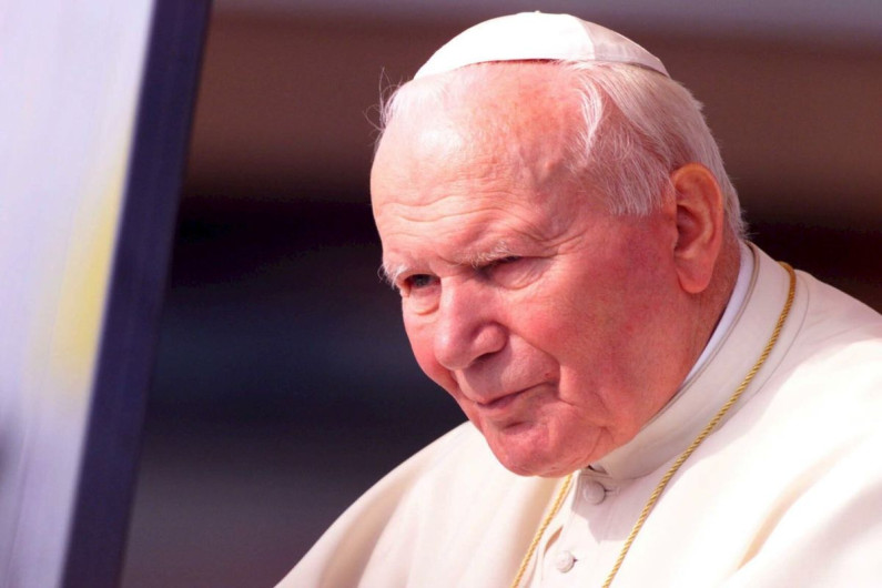 Roban reliquias de San Juan Pablo II en Italia