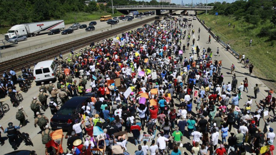 Miles de personas protestan en Chicago contra la violencia armada