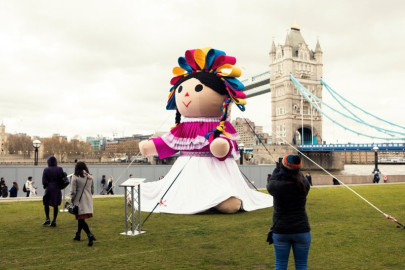 Lele, la muñeca otomí gigante, en el Monumento a la Revolución