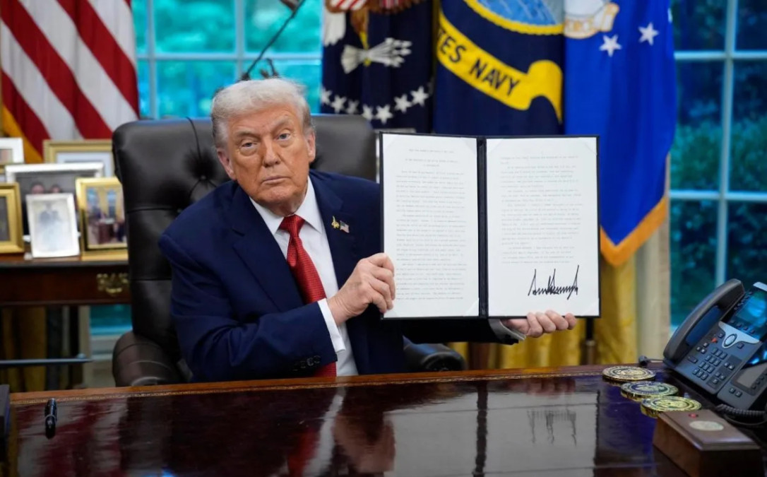 Trump firma orden que asegura el funcionamiento legal de TikTok en EU