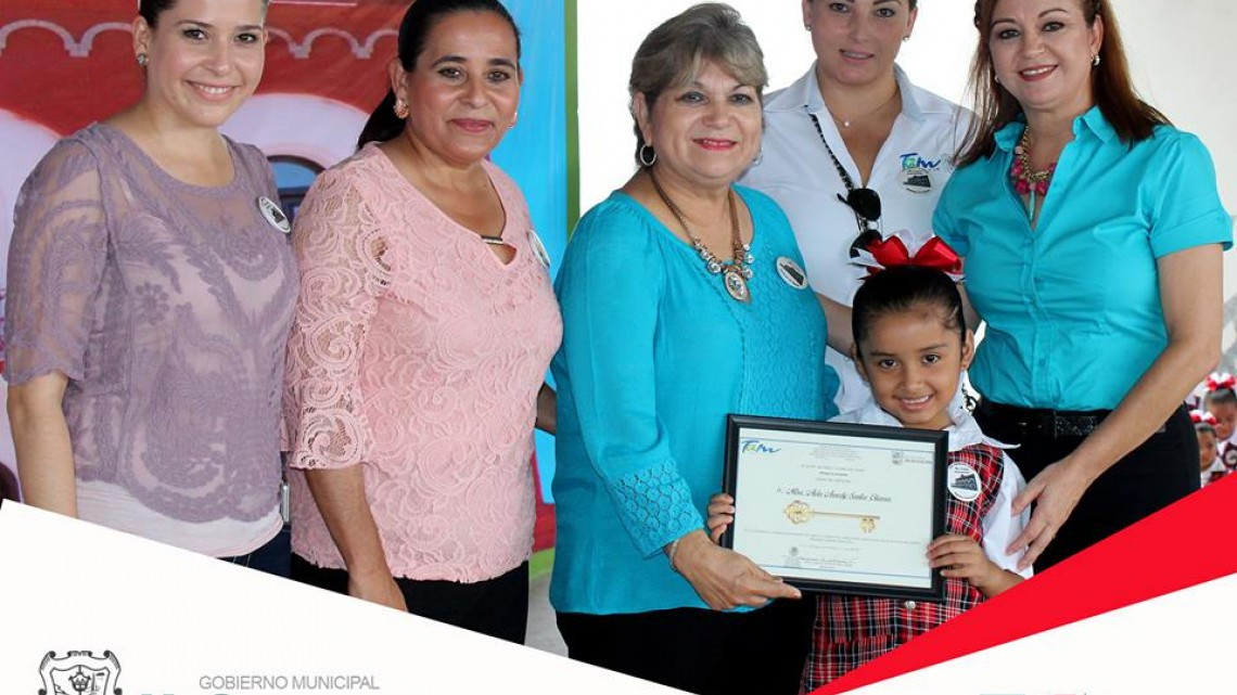 Alcaldesa acude a ceremonia de graduación de Jardín de Niños