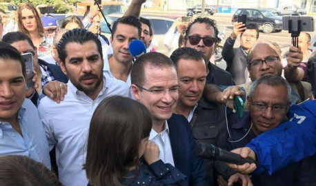 Ricardo Anaya acude con su familia a emitir su voto 