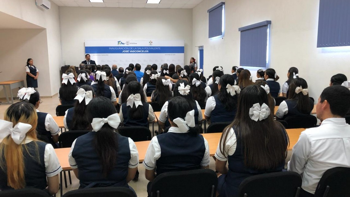 Deja plantados Héctor Escobar a maestros y alumnos