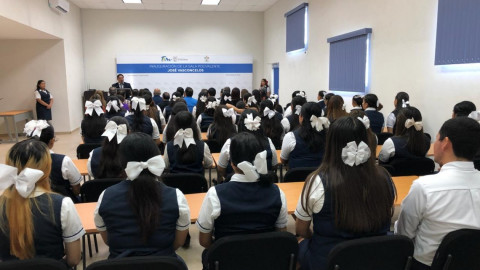 Deja plantados Héctor Escobar a maestros y alumnos