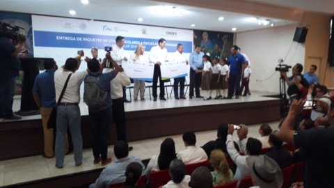 Se entregan útiles escolares para niños en sectores alejados, dependientes del Conafe.