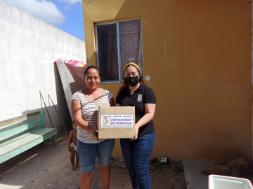 Entregan estudiantes despensas a familias por emergencia del COVID-19 