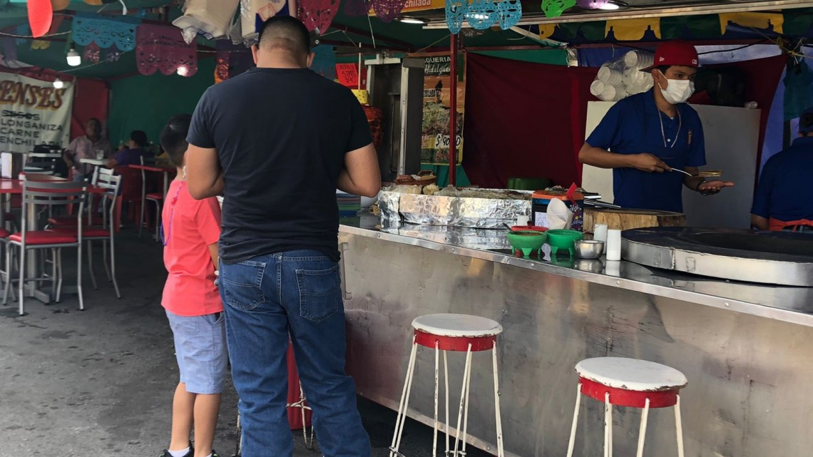 Comerciantes instalados afuera del panteón municipal en Nuevo Laredo esperan que incrementen sus ventas