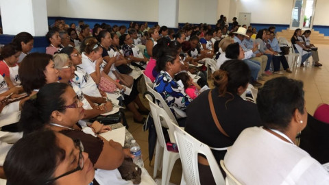 Alcaldesa da curso de repostería a mujeres emprendedoras