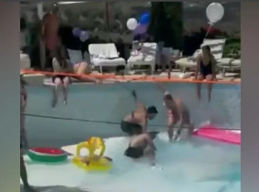 Hombre muere tragado por la tierra y es captado en video 