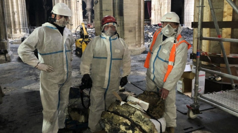 Encuentran uno de los “querubines dorados” entre escombros de Notre-Dame