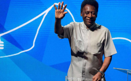 Pelé permanecerá en el hospital por infección urinaria