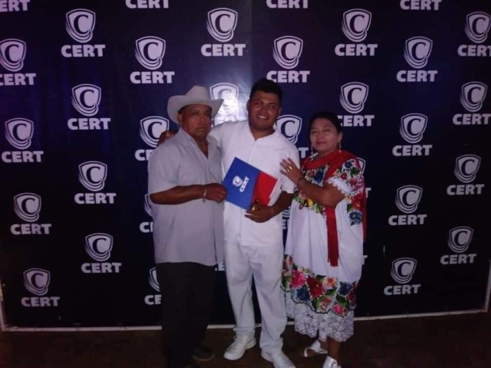 Joven de Yucatán egresa como enfermero luego de pagar sus estudios siendo albañil 