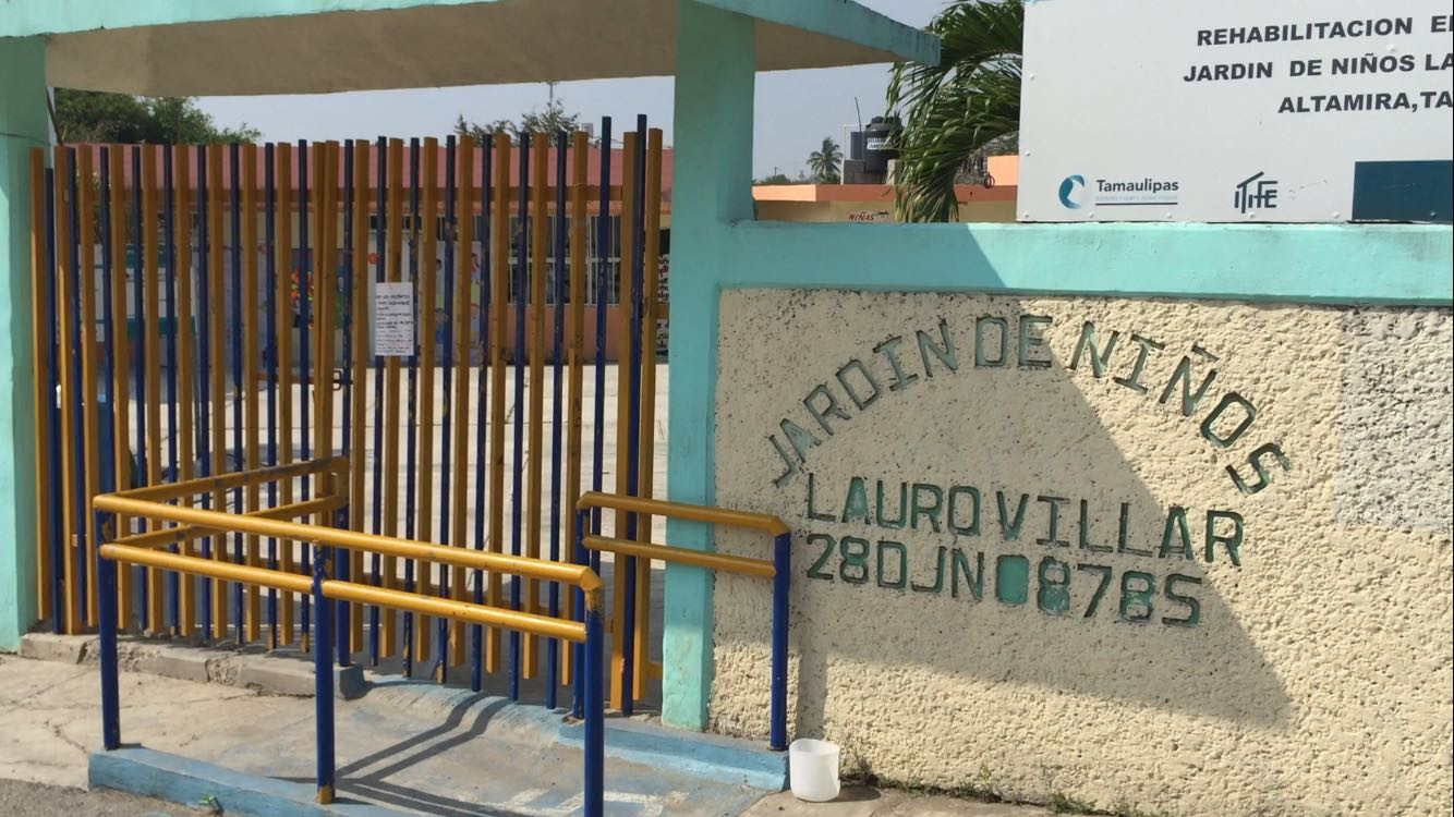 Niños en riesgo por barda apunto de colapsarse