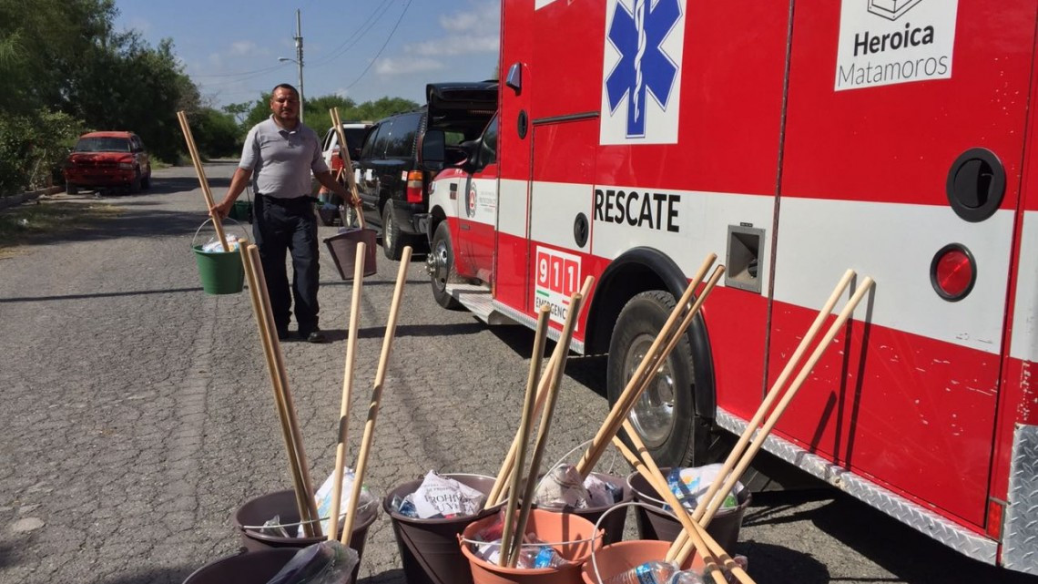 Reparten kits de limpieza y despensas a familias afectadas por inundaciones
