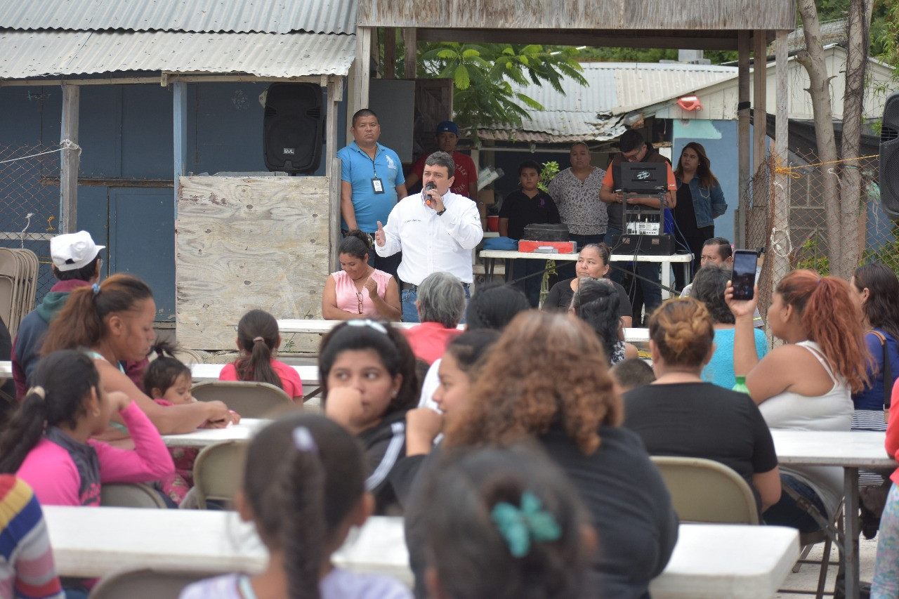 Convive Carlos Ulivarri con vecinos de la Cavazos Lerma 
