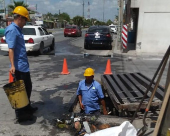 Grasas de comercios y basura domésticas causantes de daños a tuberías de drenaje