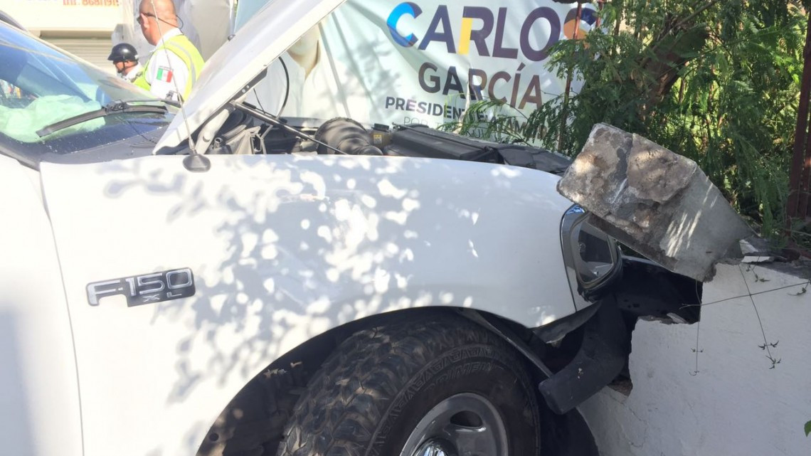 Choque daña propaganda de Carlos "Chito" García