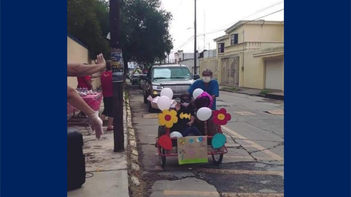Con ingenio y amor, abuelito reinventa triciclo para caravana de su nieta