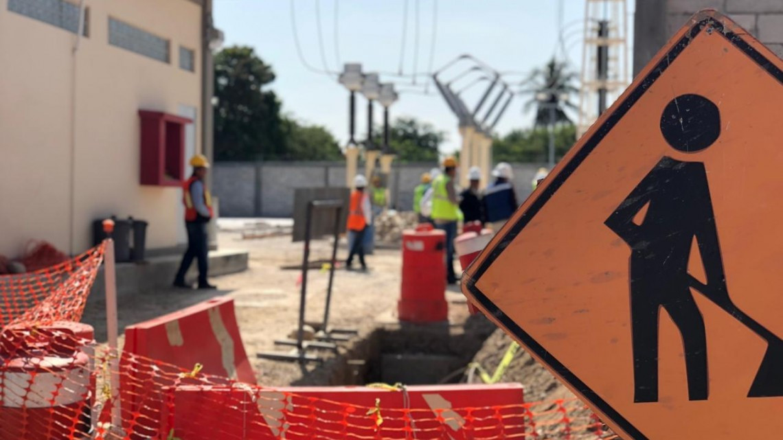 Vecinos del fraccionamiento Villas del mar bloquean accesos a trabajadores de la CFE