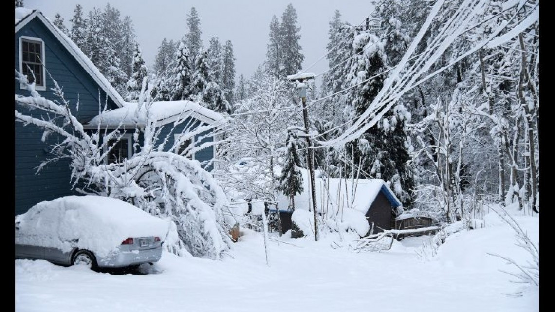 Tormenta golpea con fuerza y deja récord de nieve en el norte de California