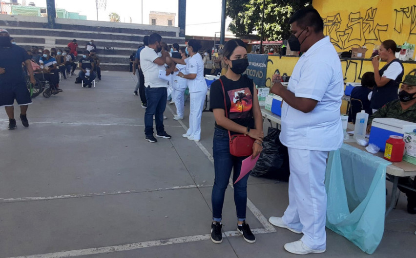 Jóvenes se confiaron con la primera dosis y ahora son los más contagiados de Covid-19