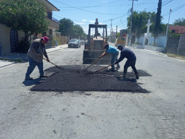 Dirige Carlos Peña Ortiz cuadrillas se bacheo al Sector Cumbres