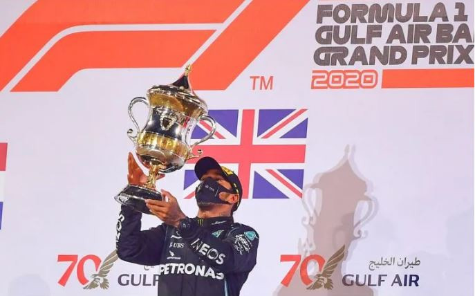 Hamilton conquista el GP de Baréin; ‘Checo’ Pérez abandona la carrera tras falla en su vehículo 