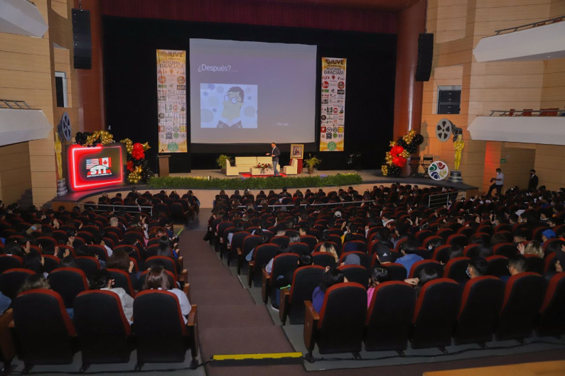 Motivan a jovenes a cumplir sus metas a través de conferencias 