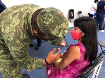 Jovenes neolaredenses, esperanzados y contentos, tras recibir vacuna contra el COVID-19