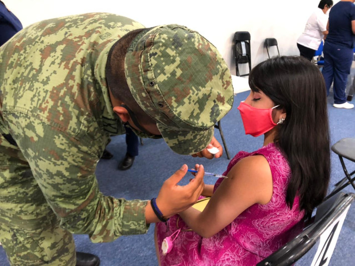 Jovenes neolaredenses, esperanzados y contentos, tras recibir vacuna contra el COVID-19