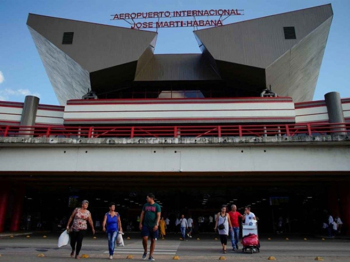 EU prohíbe vuelos chárter a Cuba