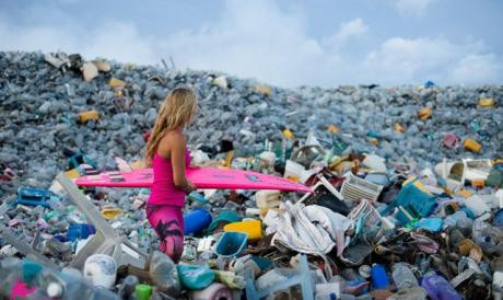 Plástico del mundo pesa lo que la Torre Eiffel 882 mil veces
