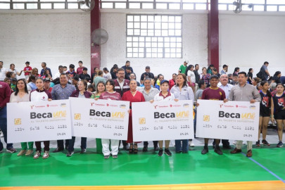 Realiza Gobierno Municipal entrega simbólica de becas deportivas 