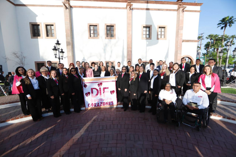 Refrenda sistema DIF compromiso de trabajar por más vulnerable en ceremonia de honores 