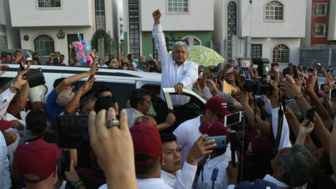 Promete López Obrador mayores oportunidades laborales y de educación para los jóvenes