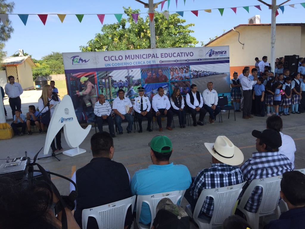 Entregan incentivos económicos municipales a estudiantes de Altamira